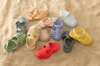 Χρωματιστά σανδάλια παιδικά κατασκευασμένα από εύκαμπτο υλικό, με ανοιχτά σχέδια, οριζόντιες λουρίδες και ρυθμιζόμενες αγκράφες. Διαθέσιμα σε διάφορα χρώματα.