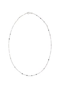 Sølvedkæde med vekslende runde og firkantede sorte og sølvfarvede perler, med en fjederlås. Elegant design med varierende teksturer.