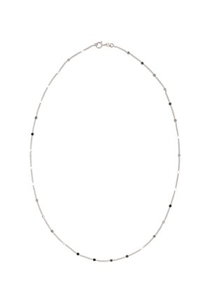 Sølvedkæde med vekslende runde og firkantede sorte og sølvfarvede perler, med en fjederlås. Elegant design med varierende teksturer.