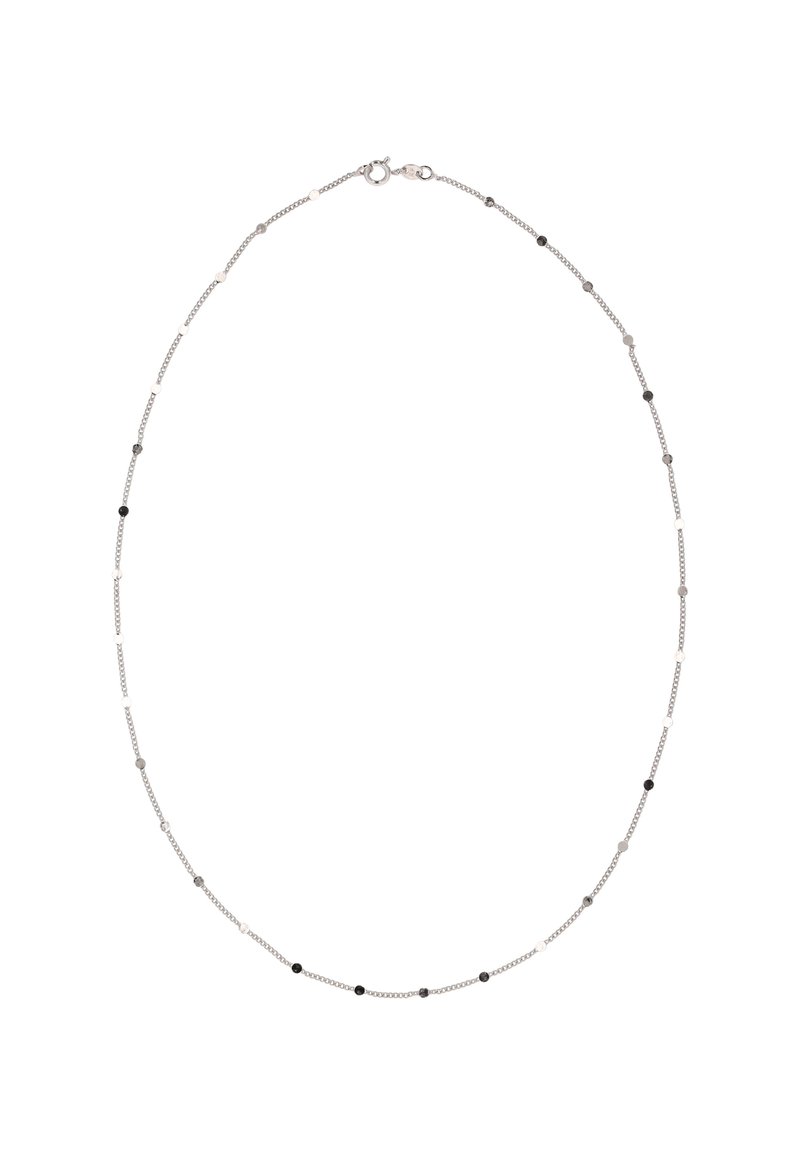Sølvedkæde med vekslende runde og firkantede sorte og sølvfarvede perler, med en fjederlås. Elegant design med varierende teksturer.