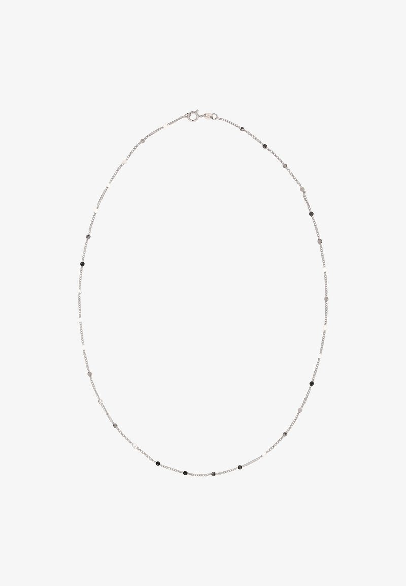 Sølvedkæde med vekslende runde og firkantede sorte og sølvfarvede perler, med en fjederlås. Elegant design med varierende teksturer.