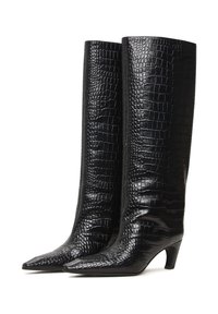 Crne čizme do koljena sa špicastim vrhovima, niskim potpeticama i teksturom kože s uzorkom krokodila.
