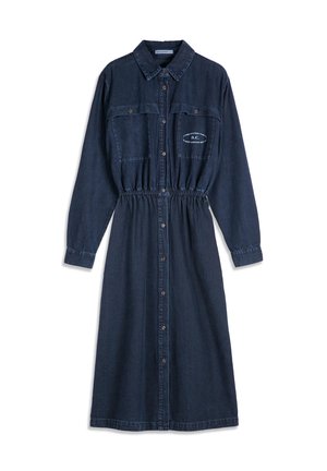 Vestido de mezclilla azul oscuro de manga larga con botones, cuello, cintura elástica, dos bolsillos en el pecho y texto blanco impreso en el bolsillo derecho.