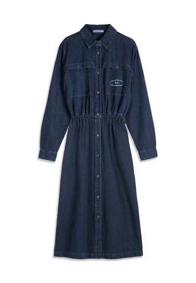 Robe en jean bleu foncé à manches longues avec boutons, col, taille élastique, deux poches poitrine et texte blanc imprimé sur la poche droite.
