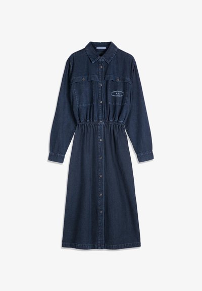 Robe en jean bleu foncé à manches longues avec boutons, col, taille élastique, deux poches poitrine et texte blanc imprimé sur la poche droite.