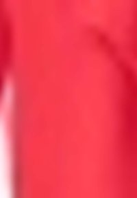 Tejido rojo sólido con textura suave y ligera reflexión de la luz, llenando el marco.