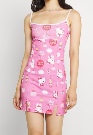 Roze geribbelde jurk met Hello Kitty en diverse kleurrijke patronen, voorzien van dunne bandjes en zijopeningen voor extra detail.