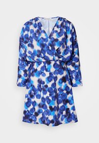Robe portefeuille à manches longues bleue et blanche à motifs, avec un col en V et une taille froncée, présentée sur un fond uni.