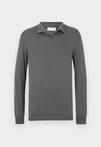 Polo gris à manches longues avec texture côtelée verticale, col cranté et patte de boutonnage sans boutons. Tissu doux avec manches ajustées.