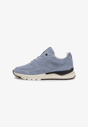Sneaker in suede di colore blu chiaro con suola nera a contrasto, punta tonda, design con lacci e dettagli texturizzati sui lati.