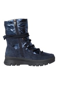 Stivali blu navy con una parte superiore lucida e snella, rifinita a trapunta, dettagli in camoscio, lacci testurizzati e suola in gomma spessa.