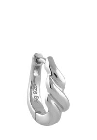 Silberne Creolen mit einem gedrehten Design. Glatte, reflektierende Oberfläche, mit "925" gekennzeichnet, was die Echtheit des Sterlingsilbers anzeigt.