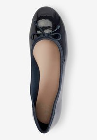 Ballettschuh aus marineblauem Lackleder mit runder Zehe, elastischem Besatz und dekorativem Schleifchen an der Vorderseite. Glattes Innenfutter.