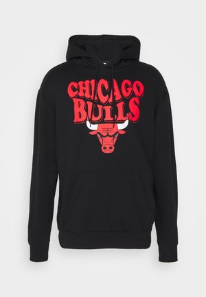 Sudadera negra con un gráfico en rojo de "Chicago Bulls" que presenta un diseño de cabeza de toro. Incluye un bolsillo frontal y una capucha ajustable con cordón.