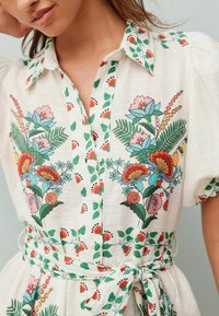 Next REGULAR FIT - PUFF SLEEVE TIE WAIST MINI  - Košilové šaty - white floral print placement