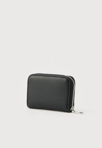 Μαύρο δερμάτινο πορτοφόλι με ορθογώνιο σχήμα και υφή στην επιφάνεια. Διαθέτει ασημένιο φερμουάρ και ραφές κατά μήκος των άκρων.