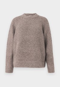 Pull en brun clair, texturé, avec un col rond et des manches longues, confectionné dans un matériau doux et duveteux, présentant une coupe décontractée.