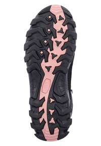 Schwarze Wanderschuhsohle mit tiefen, aggressiven Profilen, einem pinken Akzentstreifen und strukturiertem Gummi für verbesserten Halt.