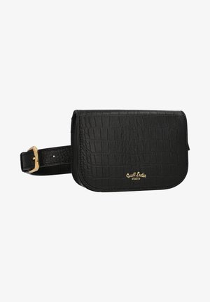 Sac en bandoulière en cuir noir avec une texture crocodile, quincaillerie dorée et une bandoulière amovible. Forme compacte et rectangulaire avec un rabat.