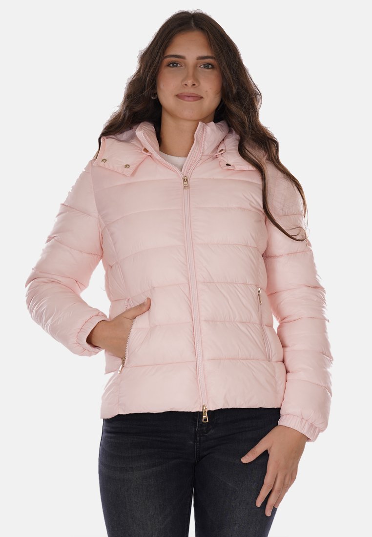 Giacca imbottita rosa chiaro con zip frontale, cappuccio staccabile e dettagli dorati. Presenta due tasche laterali e polsini elasticizzati. Perfetta per il caldo.
