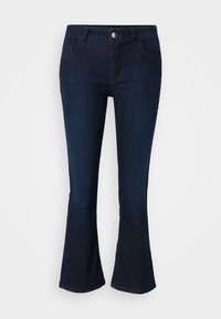Jeans de mezclilla azul oscuro de corte acampanado con una cintura ajustada, cinco bolsillos y un cierre de botón metálico en la parte delantera. Textura suave y diseño clásico.