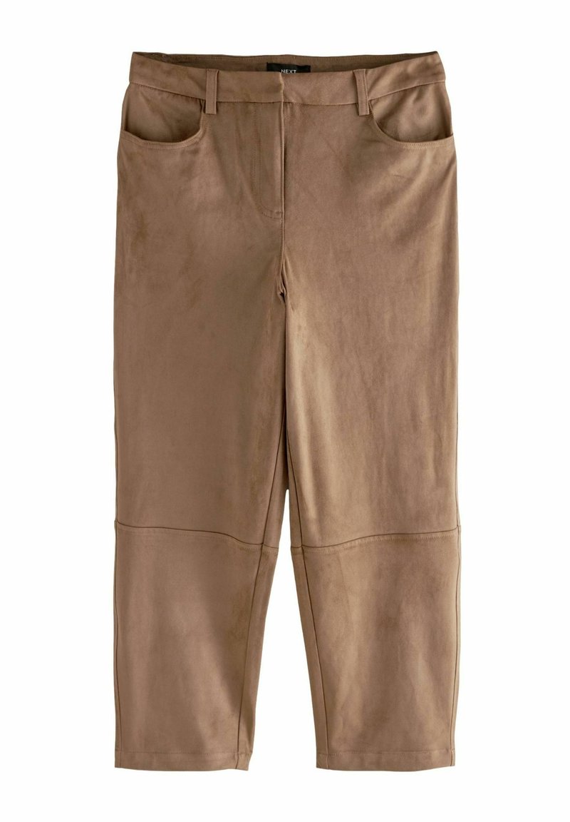 Brune, faux-suede tapered bukser med frontlommer, glat tekstur, mellemhøj talje og længde under knæene. Ingen synlige lukninger.
