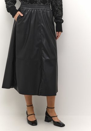 Jupe midi en simili cuir noir avec taille élastique et poche latérale. Présente une texture lisse et un design légèrement évasé.
