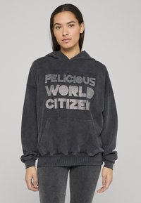 Kullgrå hettejakke med "FELICIOUS WORLD CITIZEN" i rhinestones, kengurulomme og ribbestrikkede mansjetter med en avslappet passform.
