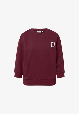 Bordowa bluza z okrągłym dekoltem, z opadającymi ramionami i białym napisem graficznym "CI" na górnej lewej części klatki piersiowej.