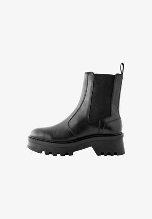 Botine negre din piele cu panouri elastice pe lateral, talpă groasă din cauciuc și buclă de prindere la spate. Textură netedă și construcție durabilă.