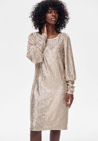 Błyszcząca sukienka z złotych cekinów z długimi bufiastymi rękawami i zaokrąglonym dekoltem, o prostej sylwetce i gładkiej fakturze.