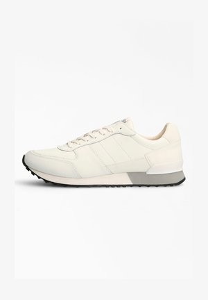Witte leren sneaker met een ronde neus, vetersluiting aan de voorkant, gestructureerde panelen en grijze accenten op de middenzool en rubberen buitenzool.