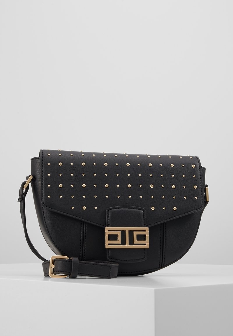 Zwarte leren schoudertas met gouden studs, voorzien van een overslagklep en een sluiting met gouden beslag. Inclusief verstelbare riem.