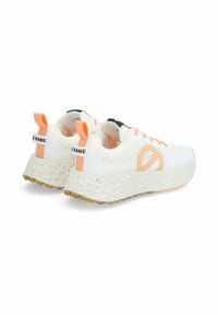 Weiße Sportsneaker aus strukturiertem Material mit orangefarbenen Akzenten und einer gesprenkelten Sohle. Sie verfügen über eine Zuglasche an der Ferse und ein rundes Logodesign.