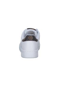 Zapatilla blanca con un talón texturizado de color marrón oscuro que cuenta con un detalle de logo y una suela de goma con un patrón estriado para mejor tracción.