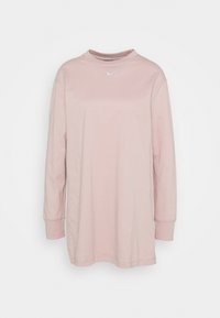 Långärmad t-shirt i mjuk blekrosa bomull, med rundhals och en liten vit Nike-logotyp på bröstet. Enkel design, avslappnad passform.