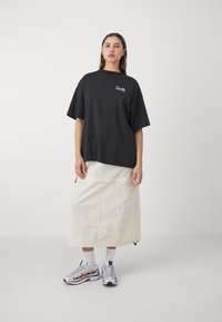 Levi's® SHORT STACK - Majica kratkih rukava s printom - caviar