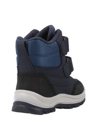 Zapatillas altas de color azul marino y negro con doble cinta de Velcro, collar acolchado y suela de goma blanca con banda negra.