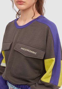 INSIDE CROP CON BOLSILLOS - Sudadera - multicolor