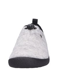 Pantofole in feltro grigio chiaro con suola in gomma nera e cordino elastico regolabile sulla parte superiore, viste frontalmente.