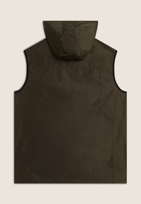 Gilet con cappuccio in verde oliva scuro, caratterizzato da una texture liscia e lucida. Senza maniche, con rifiniture nere e design minimalista.