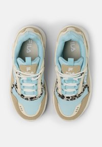 Sneakers FILA z jasnoniebieską cholewką, beżowymi akcentami oraz czarnym wzorem w panterkę. Teksturowany materiał i gładka gumowa podeszwa podkreślają wygląd.