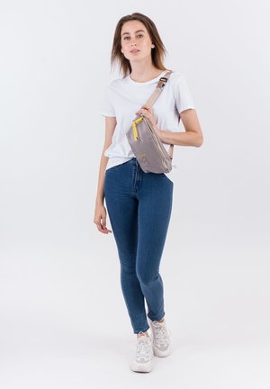 SURI FREY MARRY - Sac banane - sand