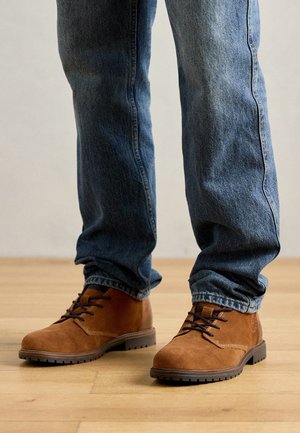 Zapatos con cordones - cognac