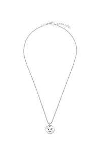 Collana in argento con una catena sottile e un pendente circolare con design di emoji che fa l'occhiolino. Texture liscia; stile minimalista.