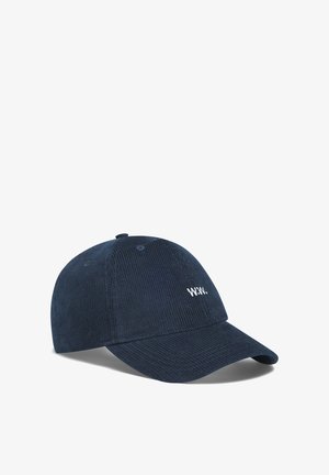 Casquette de baseball en velours côtelé bleu marine avec une visière incurvée et des lettres blanches brodées "W.W." à l'avant. Surface texturée avec un design structuré.