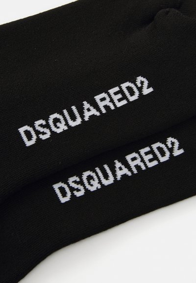 Sorte bomuldsstrømper med hvid strikket tekst "DSQUARED2" på ydersiden. Glat tekstur med et standard crew længde design.