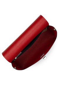 Borsa a busta rossa con texture, dal design arrotondato e dotata di una cerniera nera, che si apre su un interno rosso uniforme e presenta un accento in metallo argentato.