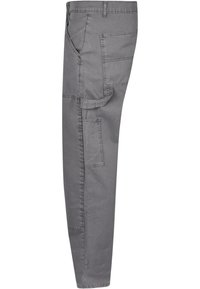 Pantalones cargo gris con múltiples bolsillos, un diseño de pierna recta y un material de algodón suave con una textura lisa.