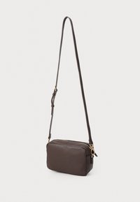 Borsa a tracolla in pelle marrone scuro con texture, dotata di tracolla regolabile e chiusura con cerniera dorata, su uno sfondo chiaro e uniforme.